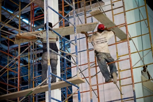 אנשים נעלמים ולאיש לא אכפת: מי מפקיר את עובדי הבניין בישראל?