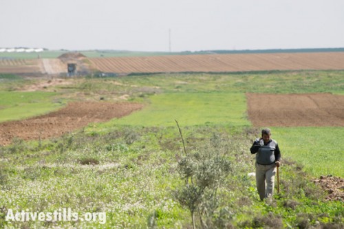 חקלאי פלסטיני בשדות ליד גבול רצועת עזה, 2012 (ריאן רודריק ביילר / אקטיבסטילס)