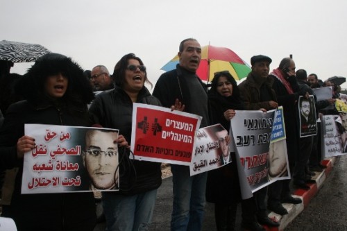 עיתונאים הפגינו בעפולה לשחרורו ממעצר של העיתונאי הפלסטיני שובת הרעב