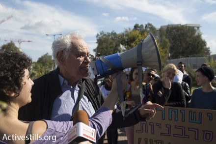 ראובן קמינר, סבה של תאיר, בנאום תמיכה בסרבנים בהפגנה (אורן זיו / אקטיבסטילס)