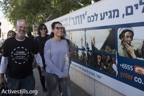 תאיר קמינר ומשפחתה בכניסה ללשכת הגיוס תל השומר (אורן זיו / אקטיבסטילס)