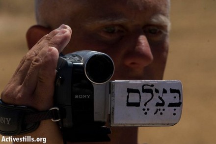 פעיל בצלם מצלם בזמן פעילות בדרום הר חברון, 2008 (אורן זיו / אקטיבסטילס)