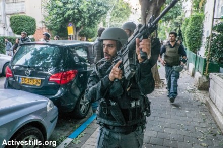 שוטרים עם נשק שלוף ברחובות תל אביב, שעות אחרי הרצח בדיזנגוף (יותם רונן / אקטיבסטילס)