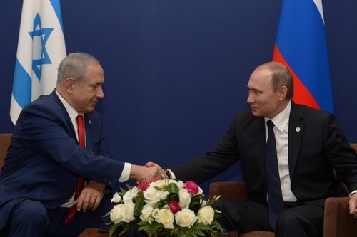 מחליפים חוויות? ראש הממשלה בנימין נתניהו בפגישה עם נשיא רוסיה ולדימיר פוטין. (צילום: עמוס בן גרשום, לע"מ)