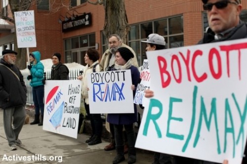 מפגינים מול משרד רי/מקס בבוסטון ארה"ב קוראים לחברה להפסיק את מעורבותה בסחר בנדל"ן בהתנחלויות (טס שפלן/אקטיבסטילס)