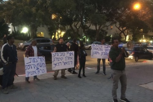 הפגנת פעילים אתיופים בבית ארדן נגד חוק המישוש ואלימות משטרתית (מיכאל סולסברי) הפגנת פעילים אתיופים בבית ארדן נגד חוק המישוש ואלימות משטרתית (מיכאל סולסברי)