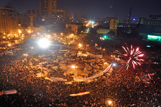 במצרים הממשלה ניתקה את הרשתות החברתיות בזמן ההפגנות. חגיגות בכיכר תחריר עם ההכרזה על פרישתו של חוסני מובארכ, 11 בפברואר 2011 (פליקר CC BY 2.0Jonathan Rashad)