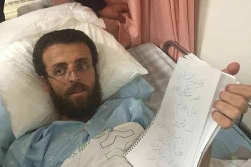 העיתונאי מחמד אלקיק בבית החולים ביום חמישי שעות ספורות לאחר החלטת בג"ץ "להקפיא" את מעצרו המנהלי, החלטה לא מספקת שהובילה להצהרה של אלקיק כי ימשיך בשביתתו עד שישוחרר העיתונאי מחמד אלקיק בבית החולים ביום חמישי שעות ספורות לאחר החלטת בג"ץ "להקפיא" את מעצרו המנהלי, החלטה לא מספקת שהובילה להצהרה של אלקיק כי ימשיך בשביתתו עד שישוחרר