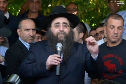 הרב פינטו עם חסידיו במסע לקבר הפלא יועץ. (צילום: משה גולדשטיין, בחדרי חרדים)