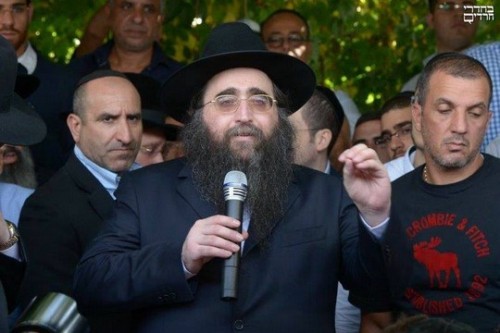 הרב פינטו עם חסידיו במסע לקבר הפלא יועץ. (צילום: משה גולדשטיין, בחדרי חרדים)