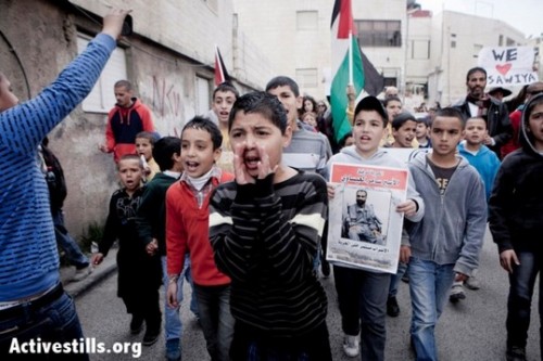 ילדים משתתפים בהפגנה בשכונת עיסאוויה במזרח ירושלים. השכנה סובלת פעמים רבות מסגר שמוטל עליה כענישה קולקטיבית. (שירז גרינבאום/אקטיבסטילס)