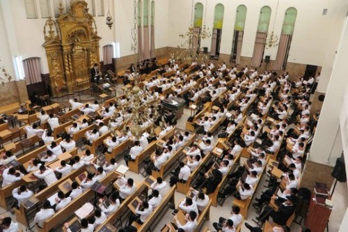 בחורים לומדים בישיבת פוניבז' (צילום: בחדרי חרדים)