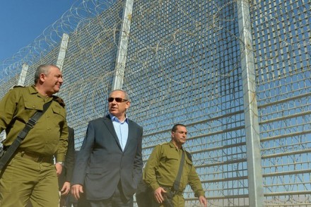 בנימין נתניהו וגדי אייזנקוט בסיור ליד הגדר הנבנית על גבול ירדן (קובי גדעון, לע"מ)