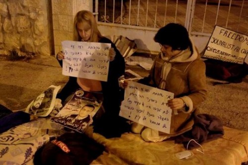 ענת רימון-אור וענת לב בשביתת רעב מול בית הנשיא (גיא הירשפלד)