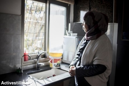 חסרות מעמד: אישה פלסטינית ללא אזרחות, בכפר ברטעה, 2013 (שירז גרינבאום / אקטיבסטילס)