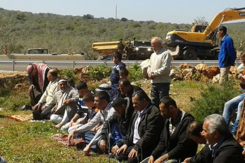 תפילת מחאה של חקלאי דיר איסתיא לאורך כביש המתנחלים (אביב טטרסקי)