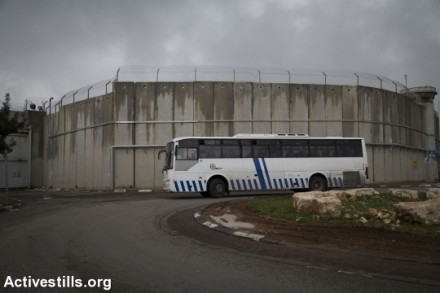 אוטובוס פלסטיני ליד החומה, מחסום 300, בית לחם (אורן זיו / אקטיבסטילס)