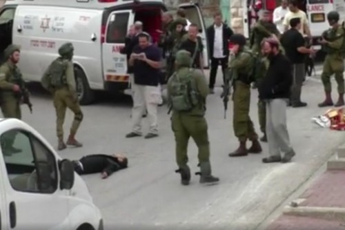 אנשי רפואה אדישים כשחייל יורה באדם פצוע לנגד עיניהם. חברון, 24 במרץ 2016. צילום מסך מתוך סרטון בצלם אנשי רפואה אדישים כשחייל יורה באדם פצוע לנגד עיניהם. חברון, 24 במרץ 2016. צילום מסך מתוך סרטון בצלם