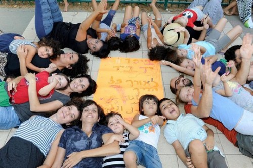 הורים וילדים למען בית ספר דו לשוני ביפו. (צילום: דפנה קפלן)