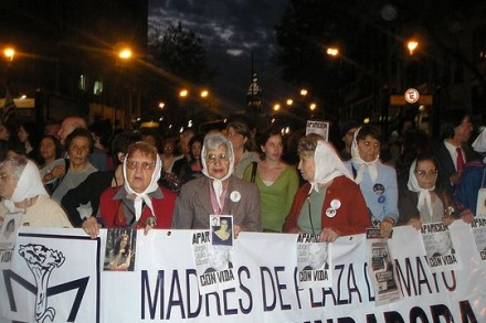"האימהות של כיכר מאי", אימהות הנעלמים, מפגינות כל השנים בדרישה לדעת מה עלה בגורל יקיריהן. הפגנה בשנת 2006. (צילום: Roblespepe, ויקימדיה CC BY-SA 3.0)
