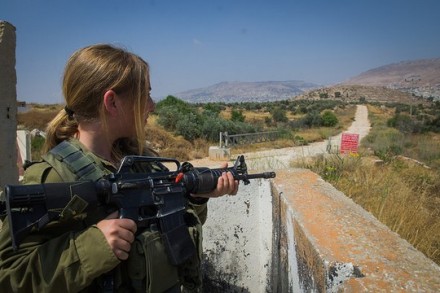 חיילת במחסום ליד שכם (צילום: דובר צה"ל) חיילת במחסום ליד שכם (צילום: דובר צה"ל)