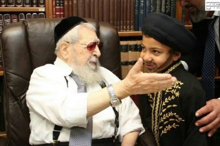 ילד מחופש לרב עובדיה מקבל ממנו טפיחת חיבה. (צילום: יעקב כהן, בחדרי חרדים)