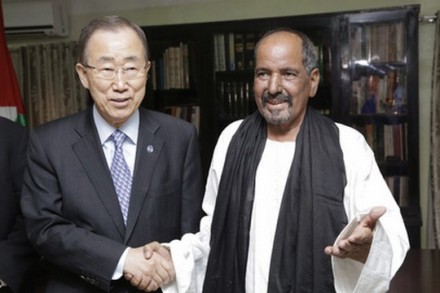 מזכ"ל האו"ם, באן קי מון, עם מנהיג מחתרת פוליסריו, מוחמד עבד אל-עזיז, במחנה פליטים ליד טינדוף, אלג'יריה (משרד מזכ"ל האו"ם)
