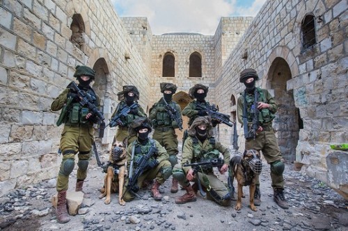 חיילים רעולי פנים באימון לחימה בשטח בנוי (דובר צה"ל)