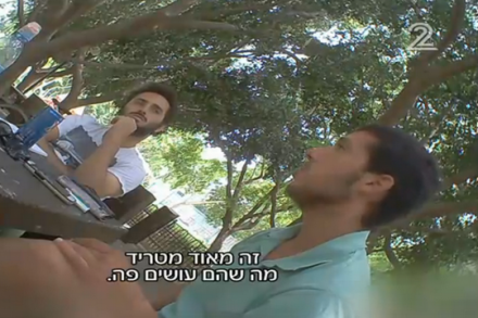 מצלמה נסתרת של עד כאן בשיחה עם שוברים שתיקה (צילום מסך מתוך חדשות 2)