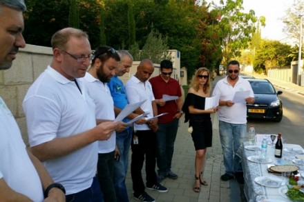 עובדי אמדוקס מקריאים הגדה אלטרנטיבית בבית מנכ"ל החברה, אלי גלמן (באדיבות דוברות ההסתדרות)