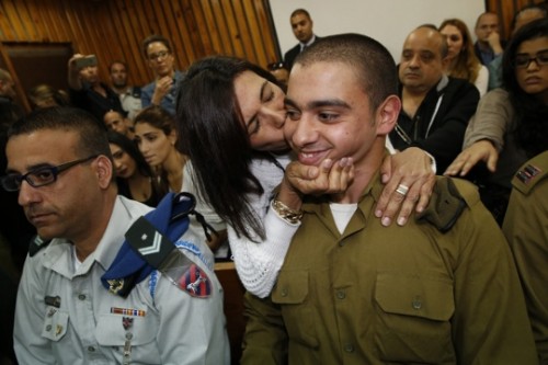 אלאור אזריה, החייל היורה מחברון, בדיון הארכת מעצר, ואמו (AFP POOL) אלאור אזריה, החייל היורה מחברון, בדיון הארכת מעצר, ואמו (AFP POOL)