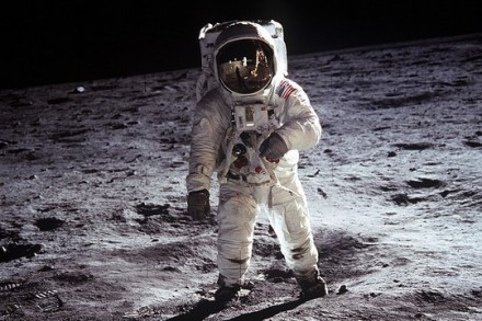 ניל ארמסטרונג, האדם הראשון שהלך על הירח (צילום: NASA)