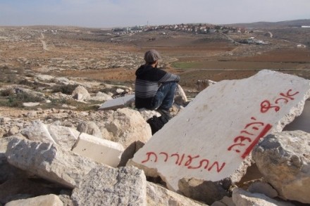 הריסות בתי פלסטינים וגרפיטי מתנחלים, דרום הר חברון, 2008 (חגי מטר)