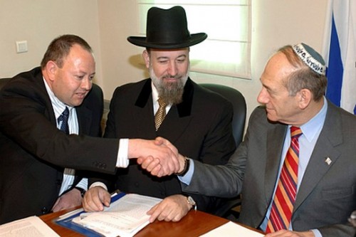 ג'אבר חוסיין קונה חמץ מאהוד אולמרט והרב מצגר, 2006 (עמוס בן גרשום, לע"מ)