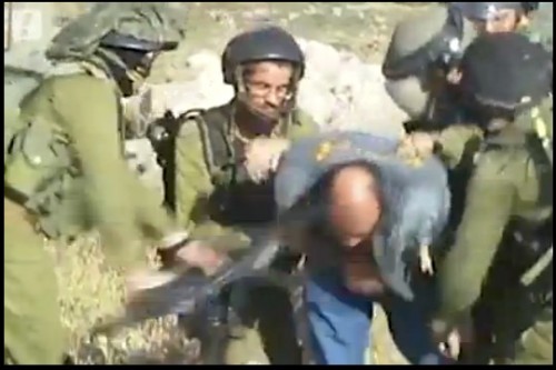 חיילי "נצח יהודה" מכים פלסטיני בג'ילזון, יולי 2015. צילום מסך חיילי "נצח יהודה" מכים פלסטיני בג'ילזון, יולי 2015. צילום מסך