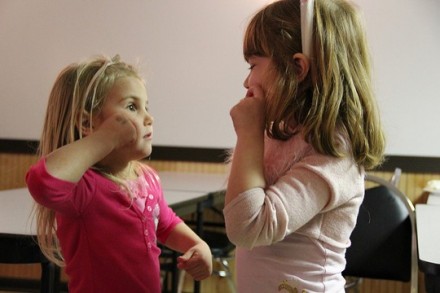 ילדות לומדות את שפת הסימנים. אילוסטרציה.(צילום: דויד פאלמר, פליקר CC BY 2.0
