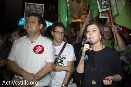 יו"ר מרצ, זהבה גלאון, ויו"ר הרשימה המשותפת וחד"ש, איימן עודה, בהפגנת השמאל בתל אביב (אורן זיו / אקטיבסטילס)