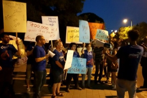 "לא לכניסה לממשלה". מפגינים ממפלגת העבודה מול ביתו של בוז'י הרצוג (מקבולה נסאר)
