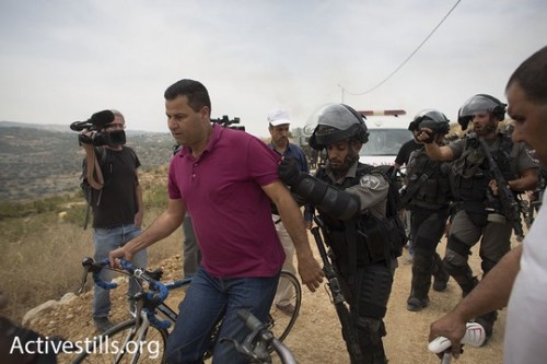 עבדאללה אבו רחמה נעצר על אופניו בתום "רכיבת השיבה" בבלעין. 13 במאי 2016 (אורן זיו/אקטיבסטילס)