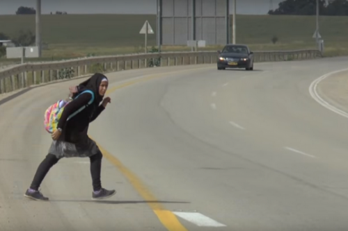 צומת אום בטין (צילום מסך מתוך הסרטון של תלמידות אורט אום בטין) צומת אום בטין (צילום מסך מתוך הסרטון של תלמידות אורט אום בטין)