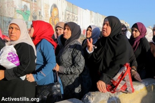 נשים במחסום קלנדיה, יום שישי השני של רמדאן (אחמד אל-באז / אקטיבסטילס)