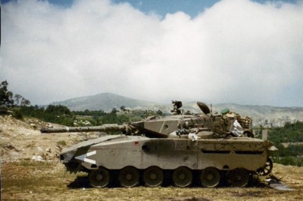טנק מרכבה בהרי לבנון, 1982 (Avneref CC BY-SA 3.0)