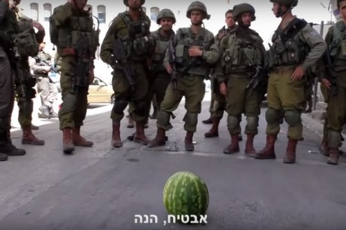 מה נעשה עם האבטיח הזה? חברון 1 ביוני 2016 (צילום מסך מתוך סרטון של תעאיוש)