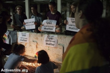 כמאה להט"בים הגיעו לגן מאיר בתל אביב, הדליקו נרות ושרו לזכרם של 50 נרצחי המתקפה על מועדון ה"פולס" באורלנדו המזוהה עם הקהילה הגאה. (אורן זיו/אקטיבסטילס)