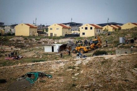 הריסת בית באום אל-חיר, ליד ההתנחלות כרמל (ויסאם השלמון / פלאש90)