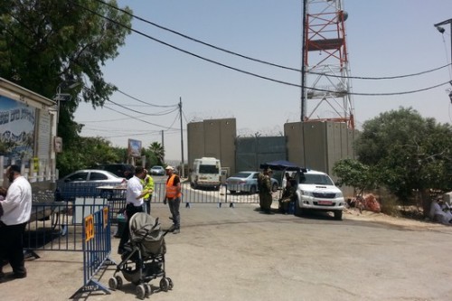 המחסום בכניסה לכפר נבי סמואל (עמק שווה)