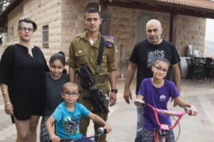 משפחת מועלם, עומדת בפני פינוי מביתה בליפתא. (צילום: יוני יוחנן)