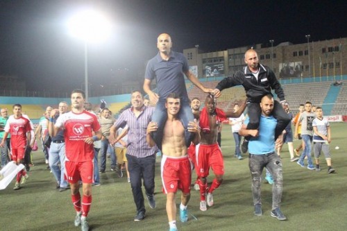 הילאל אלקודס חוגגים את העליה לגמר הגביע. סלמן עמר על הכתפיים (צילום: מוחמד ע'ית') הילאל אלקודס חוגגים את העליה לגמר הגביע. סלמן עמר על הכתפיים (צילום: מוחמד ע'ית')