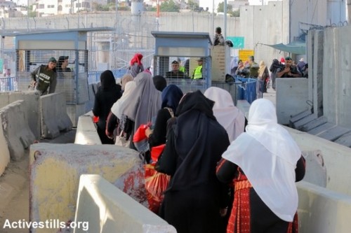 נשים פלסטיניות חוצות את מחסום קלנדיה בדרך לתפילת יום השישי הראשון של חודש הרמדאן. בניגוד לשנים קודמות השנה לא חלו מגבלות גיל על הנשים. 10 ביוני 2016 (אחמד אל-באז/אקטיבסטילס)