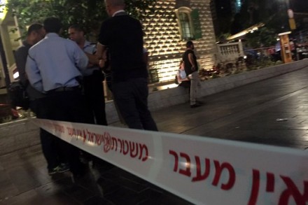 זירת הפיגוע במתחם שרונה בתל אביב (דוברות משטרת ישראל)